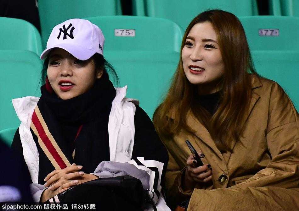 李晓旭爱妻领衔美女看台,铁汉柔情书写篮坛传奇 李晓旭的爱妻李旭坐在辽宁主场看台中央,她气质优雅,与身旁的女伴们专注地看着场内,眼神中满是对夫君的牵挂与支持。