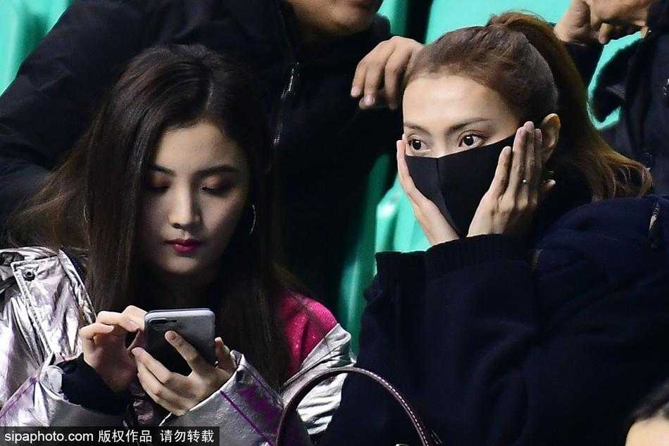 李晓旭爱妻领衔美女看台,铁汉柔情书写篮坛传奇 比赛暂停间隙,李旭望向场内正在聆听战术的李晓旭,两人的目光似乎隔着人海交汇,传递着无需言语的默契与支持。