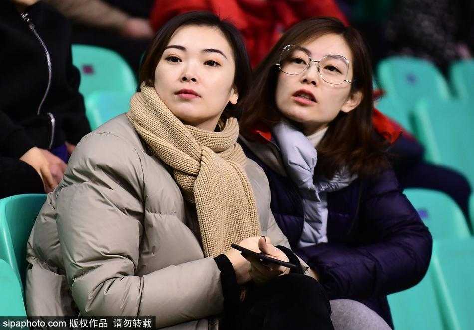 李晓旭爱妻领衔美女看台,铁汉柔情书写篮坛传奇 李晓旭的爱妻与好友在看台上合影留念,她们手中拿着辽宁男篮的助威围巾,笑容灿烂,记录下这个温馨而特别的比赛日。