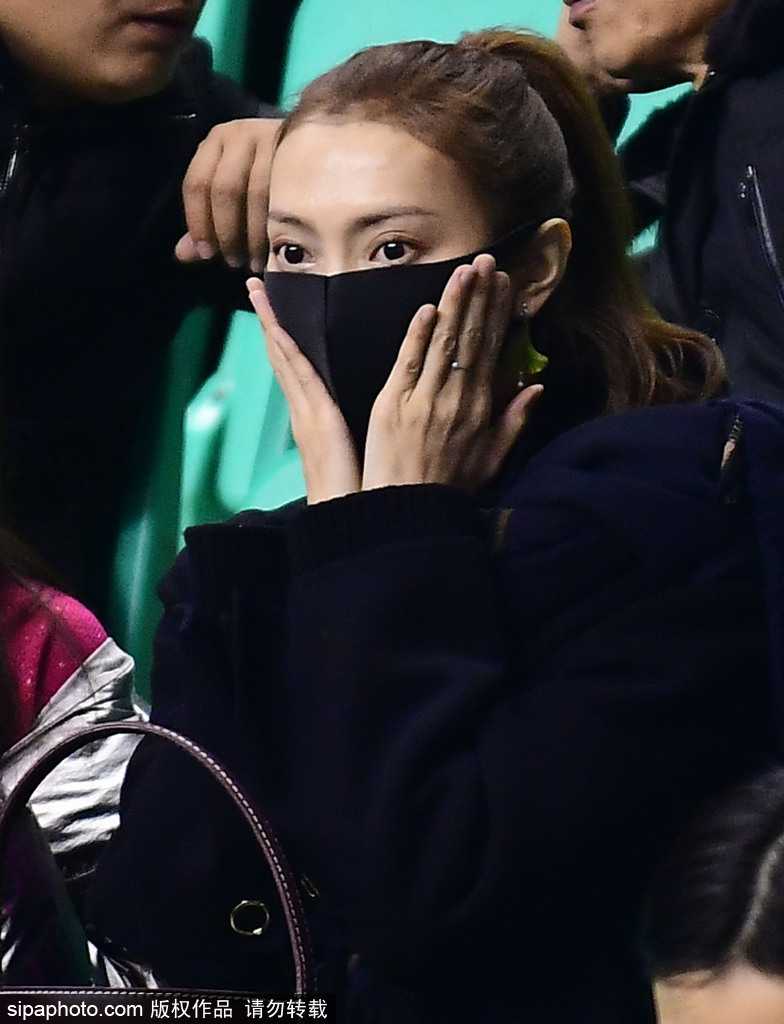 李晓旭爱妻领衔美女看台,铁汉柔情书写篮坛传奇 李旭在人群中回眸一笑,面容精致清秀,她身着一袭时尚外套,在喧嚣的球场看台上显得格外亮眼夺目。