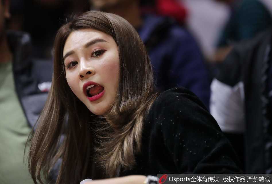 李根娇妻场边观战展笑颜 硬汉背后的温柔力量 李根爱妻凝望赛场,眼神中满是关切,一头秀发与精致侧颜在看台灯光下显得格外温柔。