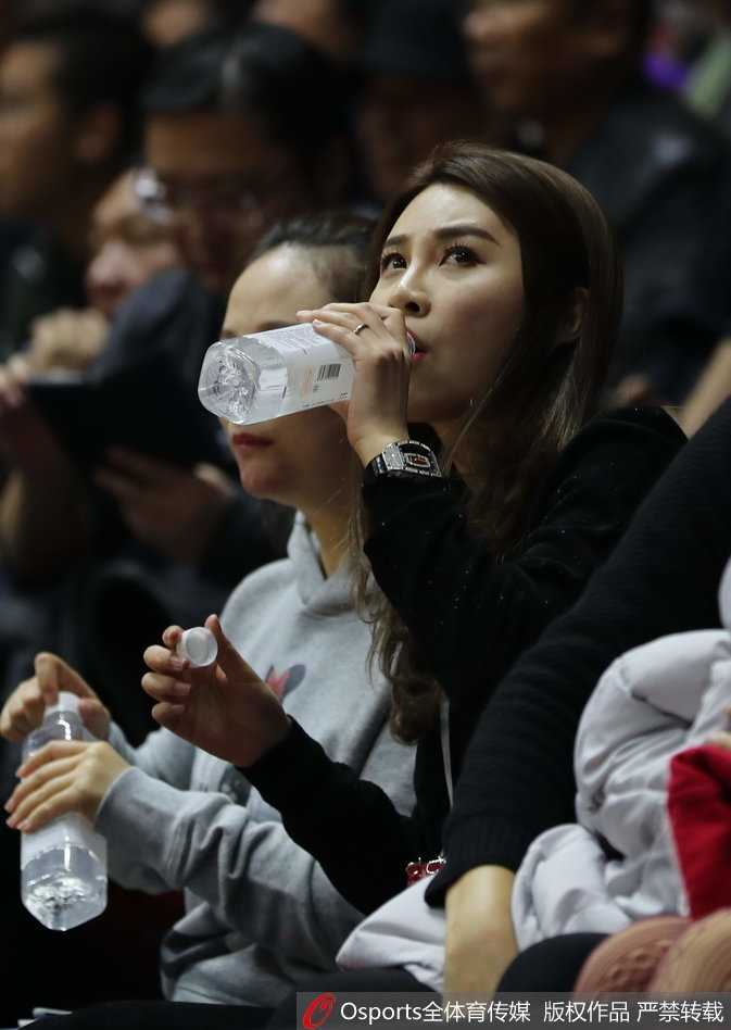 李根娇妻场边观战展笑颜 硬汉背后的温柔力量 赛场边,她不经意间展露的甜美笑容与俏皮神态,与身后紧张观赛的球迷形成了鲜明对比。