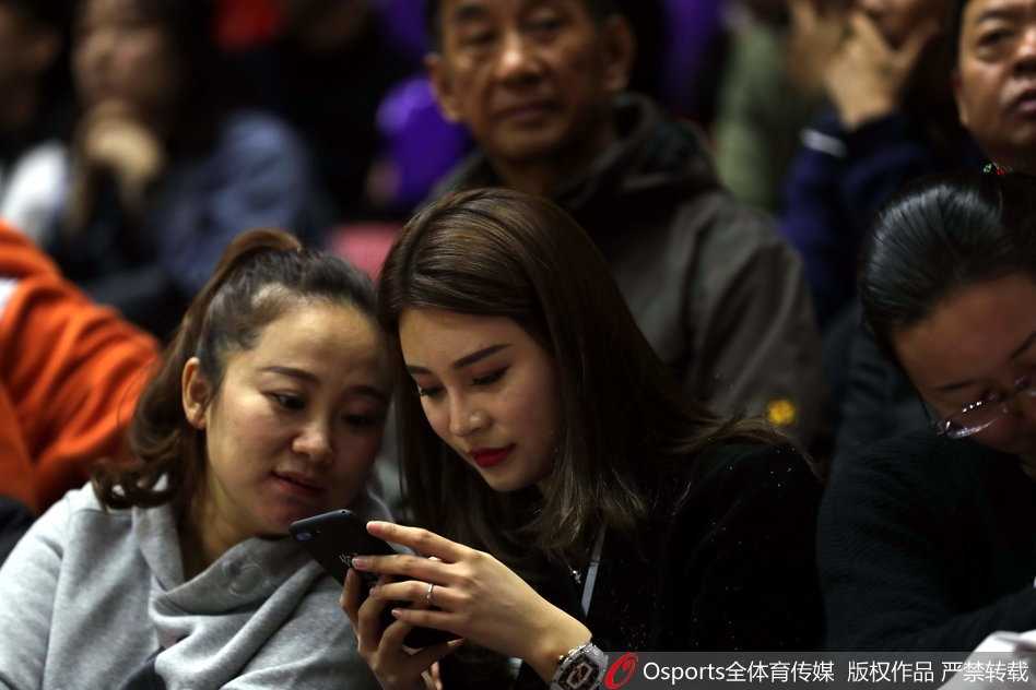 李根娇妻场边观战展笑颜 硬汉背后的温柔力量 李根妻子与友人现场热聊,眉飞色舞间流露出俏皮的一面,似乎对比赛结果胸有成竹。