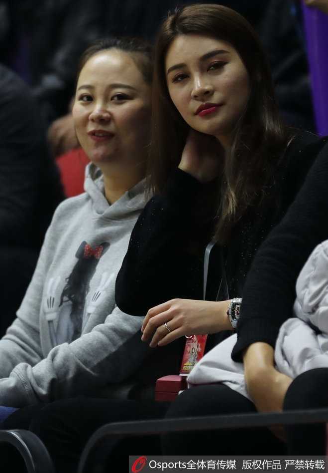 李根娇妻场边观战展笑颜 硬汉背后的温柔力量 看台上的她托腮沉思,眉宇间带着一丝对场上局势的担忧,粉色的衣着让她在人群中格外亮眼。