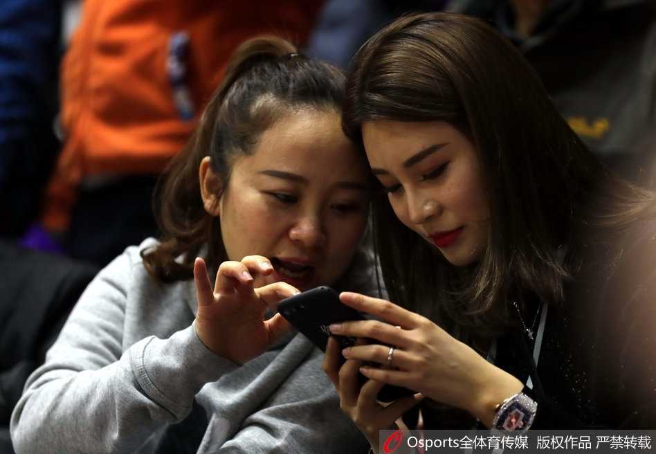 李根娇妻场边观战展笑颜 硬汉背后的温柔力量 她身着休闲装在场边静静观看,偶尔显露的俏皮神情,成为了激烈比赛之外最暖心的点缀。