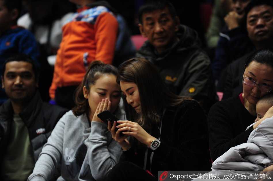 李根娇妻场边观战展笑颜 硬汉背后的温柔力量 虽然画面模糊,但依然能感受到她望向球场方向时的专注与灵动,仿佛在用眼神传递力量。