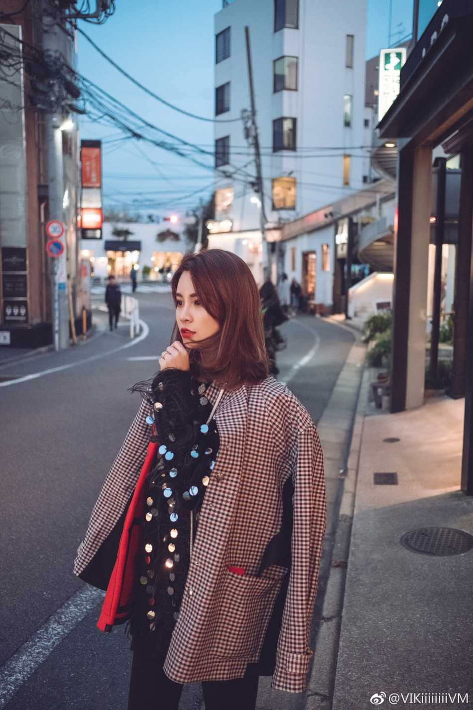 王星洋对镜自拍，身穿简约长袖T恤，搭配时尚手袋，不经意间流露出精致的生活品味。