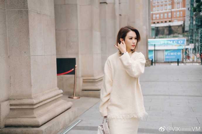 王星洋漫步在充满生活气息的街头，一身休闲装扮显得活力十足，脸上洋溢的灿烂笑容比春日的阳光还要温暖，感染力十足。