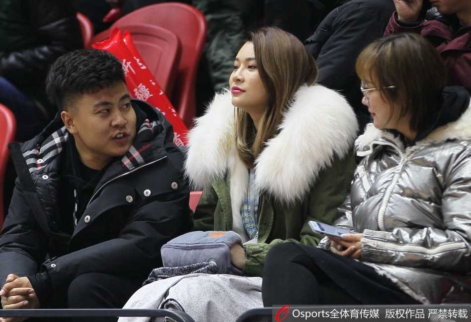 李根身披新疆队战袍在赛前热身中运球，神情坚毅准备迎接解禁复出后的首战