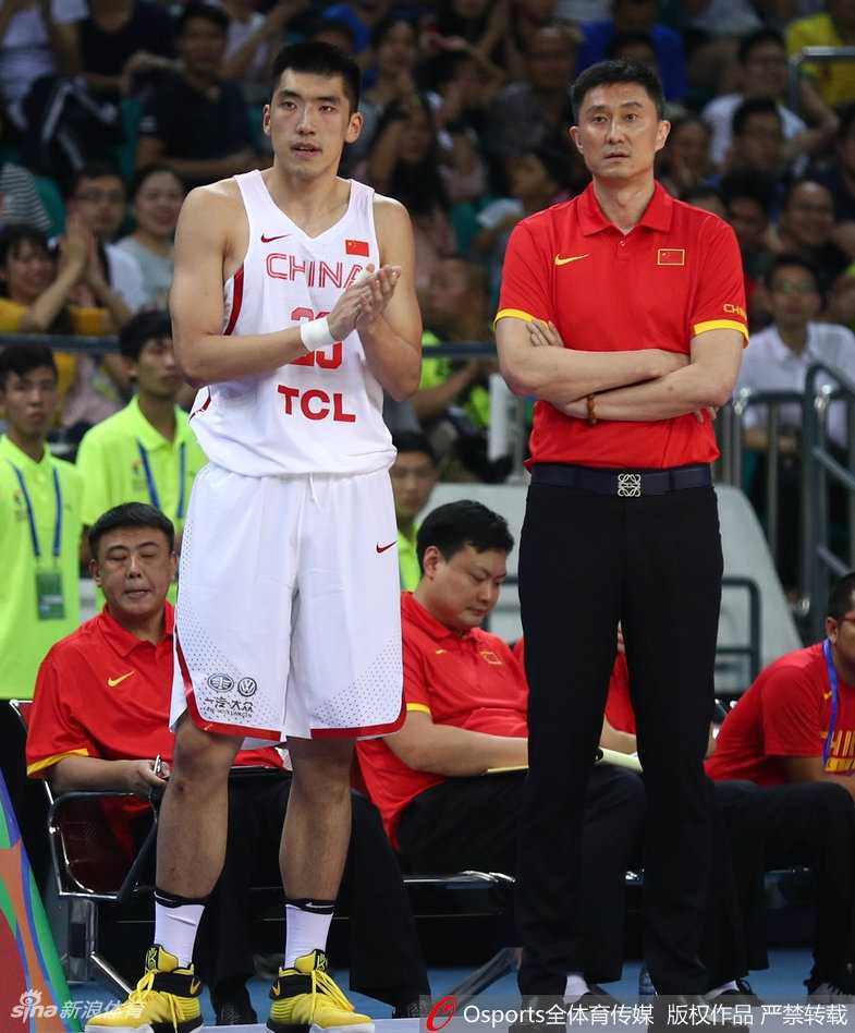 杜锋指导在场边神情专注，双手挥舞着为场上的弟子们布置战术，眼神中透露出对这群年轻人的殷切期望。