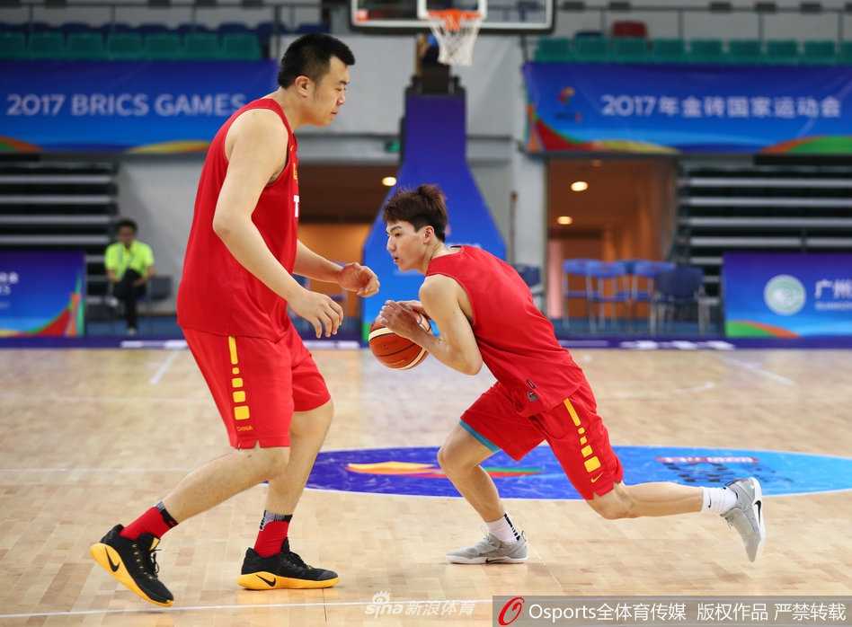 杜锋挂帅男篮蓝队金砖磨剑,亲力亲为雕琢防守细节 主教练杜锋神情专注,亲自披挂上阵为弟子们示范防守滑步,健硕的身影仿佛仍在当打之年,用肢体语言传递着铁血防守的秘籍。