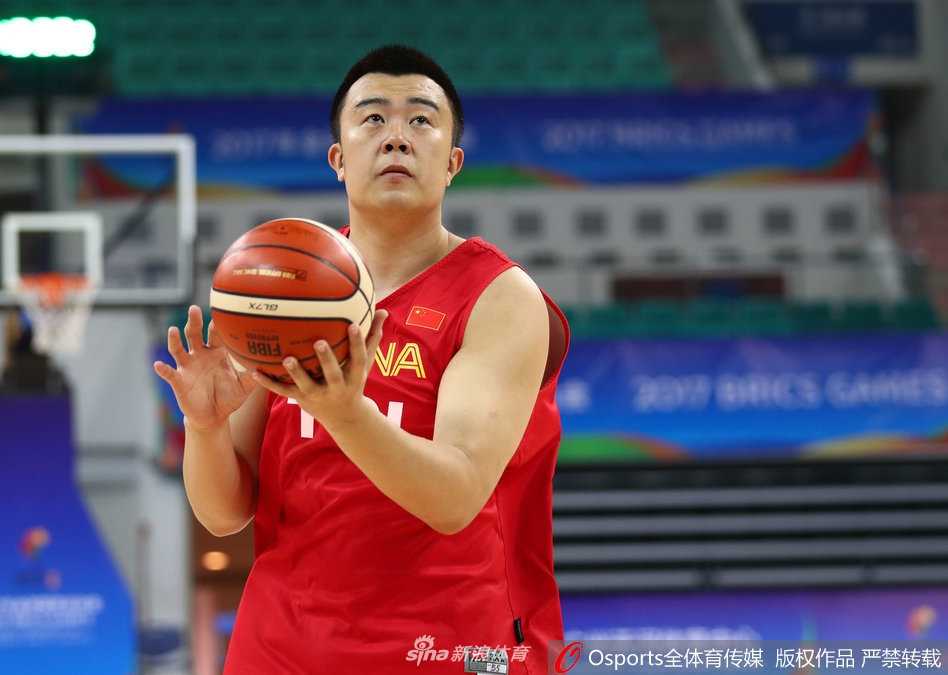 杜锋挂帅男篮蓝队金砖磨剑,亲力亲为雕琢防守细节 胡金秋在内线卡位要球,年轻的面庞上写满坚毅,这位瘦削但拼劲十足的少年,正等待着恩师的发令,准备在热身赛中兑现天赋。