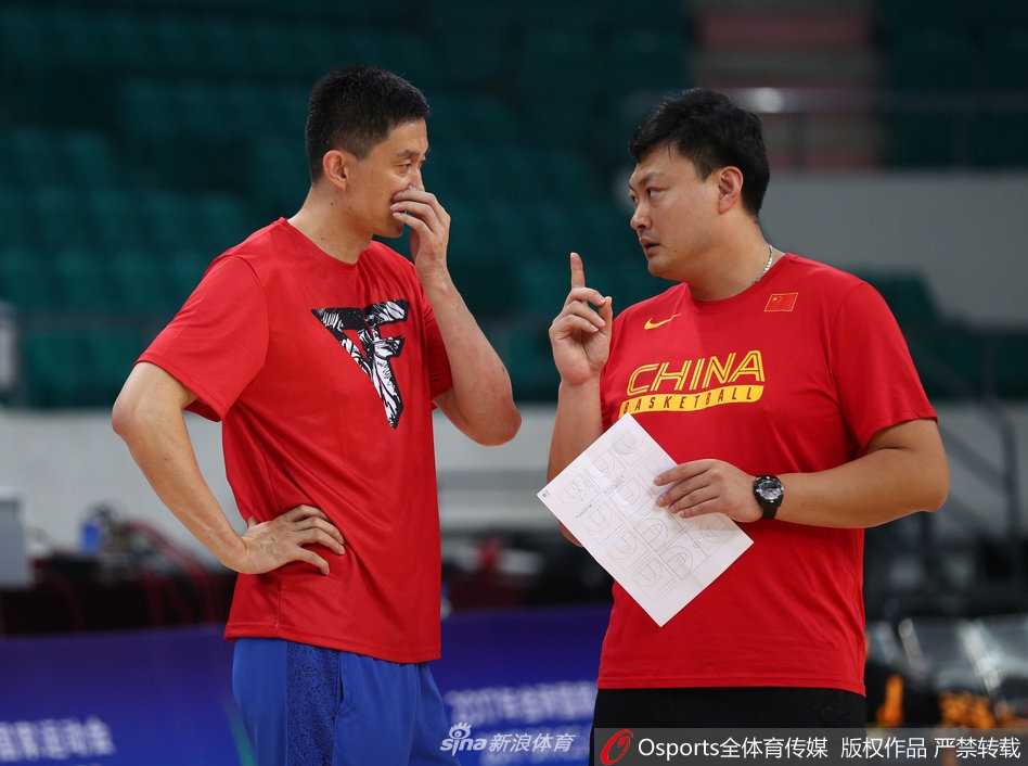 杜锋挂帅男篮蓝队金砖磨剑,亲力亲为雕琢防守细节 训练间隙,杜锋双手叉腰耐心讲解战术跑位,球员们围成一圈侧耳倾听,此刻的训练馆里没有喧哗,只有战术板上的线条勾勒着胜利的蓝图。