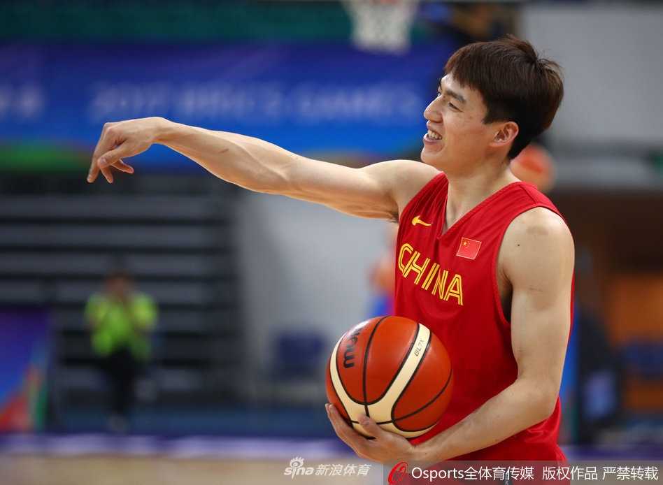 杜锋挂帅男篮蓝队金砖磨剑,亲力亲为雕琢防守细节 刘晓宇运球穿越半场,作为队中经验丰富的老将,他在训练中以身作则,成为了年轻后卫们最信赖的倚靠,亦师亦友。