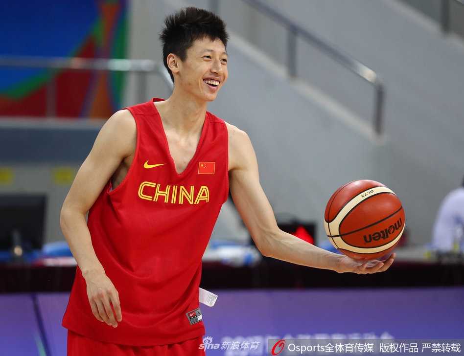 杜锋挂帅男篮蓝队金砖磨剑,亲力亲为雕琢防守细节 任骏飞在训练中持球突破,身姿矫健,作为杜锋在俱乐部时期的爱将,他在国家队的战术体系中如鱼得水,用一次次勤勉的跑动回报着伯乐的信任。