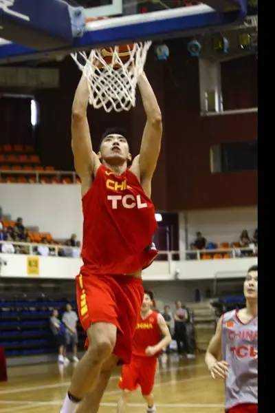 赛后双方球员互相致意，赵继伟与陶汉林紧紧握手交谈，背景板上虽无任何赞助商标语，但这份纯粹的竞技情谊正是中国男篮团结前行的基石。