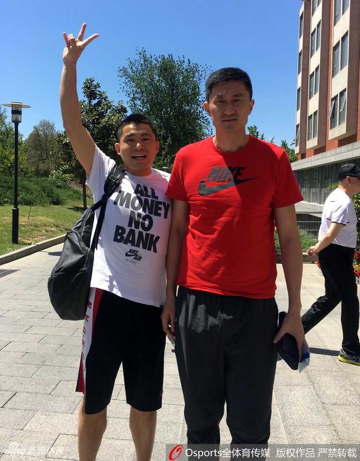 杜锋挂帅蓝队集结北体大,新老面孔共筑向心力 主教练杜锋面带微笑,亲切地与热情的球迷们站在一起合影,现场氛围轻松愉快。