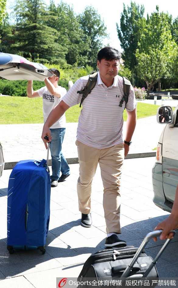 杜锋挂帅蓝队集结北体大,新老面孔共筑向心力 蓝队助教张博雨与球迷合影,他魁梧的身材在人群中格外显眼,笑容可掬。