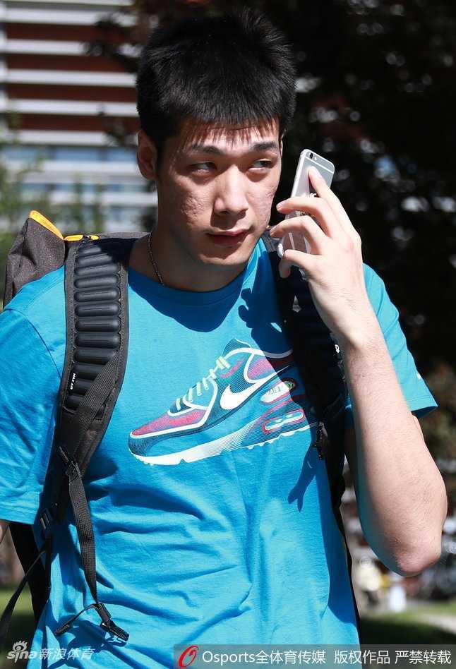 杜锋挂帅蓝队集结北体大,新老面孔共筑向心力 陈林坚和李根在报到现场,两人正与工作人员交流,李根的表情自信而沉稳。