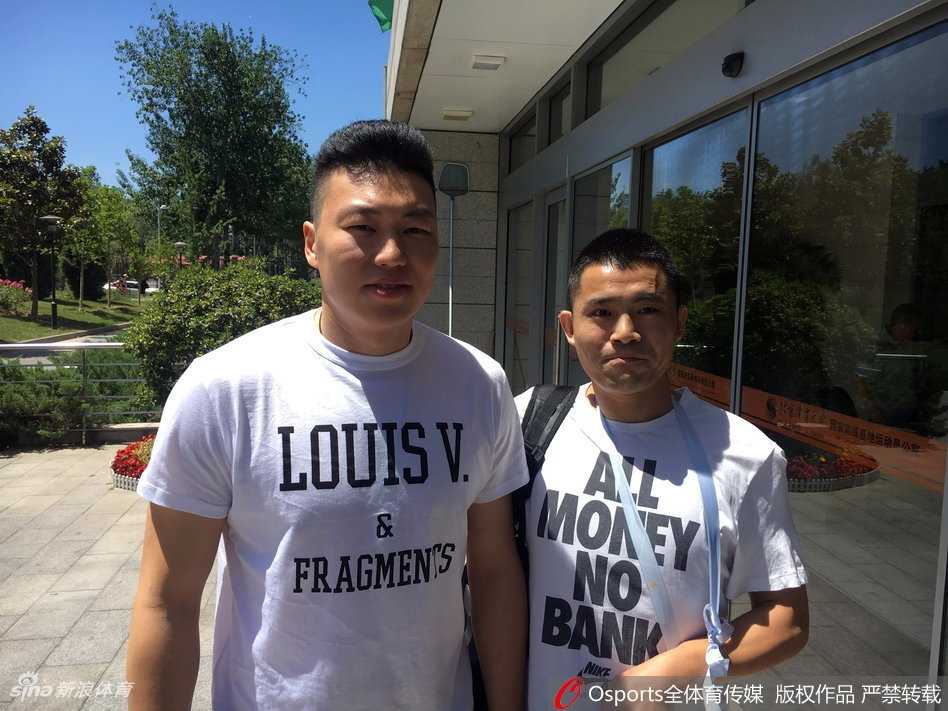 杜锋挂帅蓝队集结北体大,新老面孔共筑向心力 北京体育大学校园内,中国男篮蓝队集训的横幅格外醒目,营造出浓厚的备战氛围。