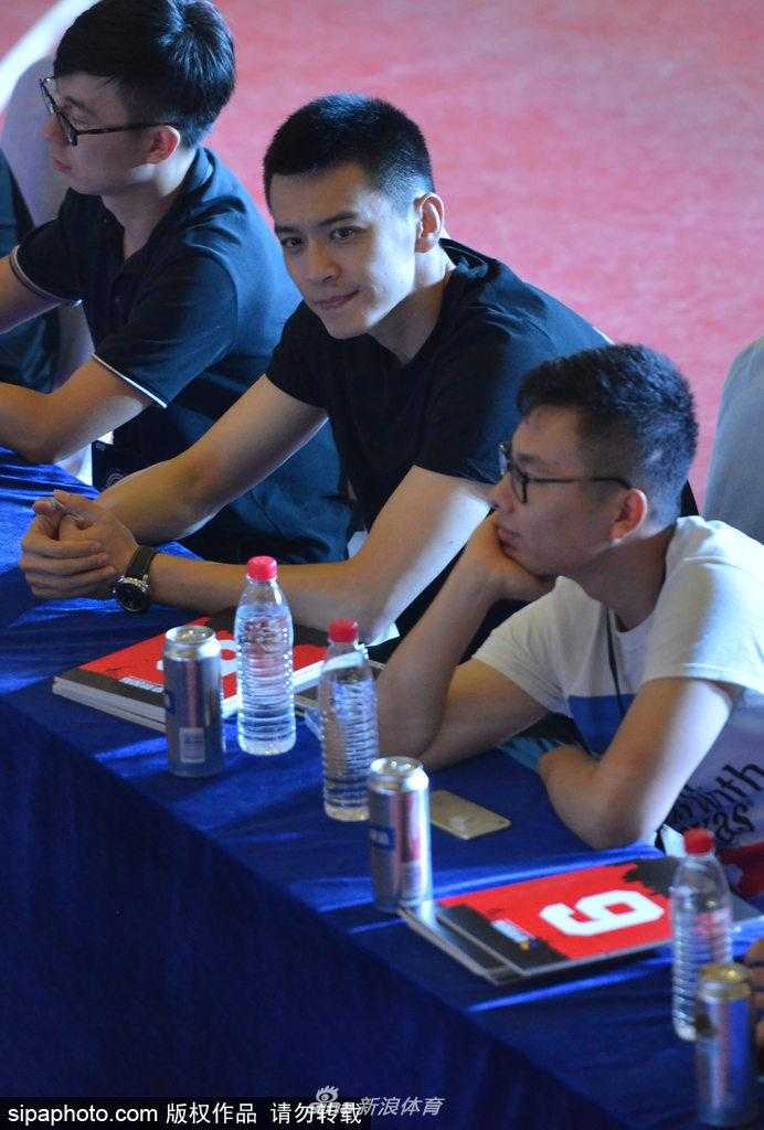 杨鸣现身沈阳三对三赛场 帅气依旧畅谈全运新目标 活动现场,杨鸣侧身倾听主持人提问,阳光洒在他棱角分明的侧脸上,他微微低头,嘴角挂着谦逊而温暖的笑意,举手投足间尽显辽篮队长从容不迫的成熟魅力。