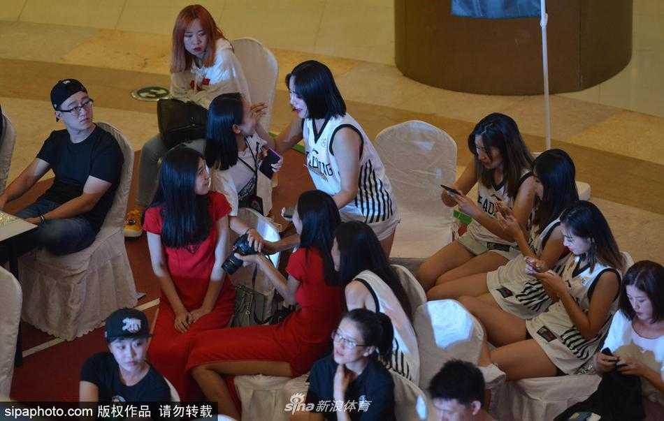 杨鸣现身沈阳三对三赛场 帅气依旧畅谈全运新目标 活动结束之际,杨鸣起身离席,向热情的现场球迷挥手致意。他的背影挺拔,步伐坚定,仿佛带着对过去赛季的总结和对未来挑战的无声宣言。