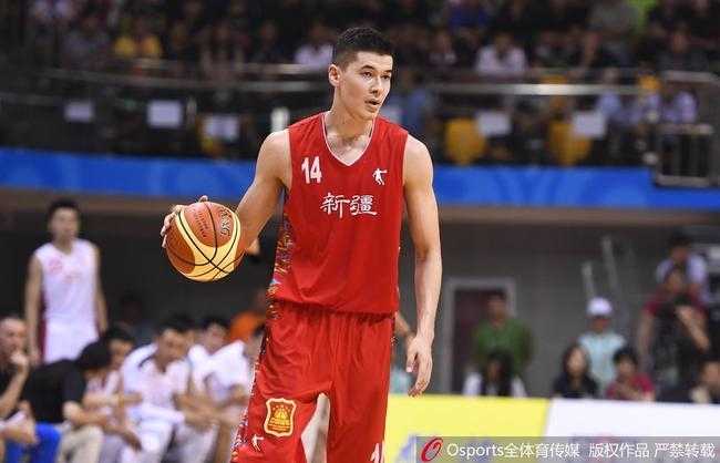 杨鸣阿不都郭艾伦易建联刘晓宇谁是CBA才貌双全最帅之人 易建联在比赛中眼神如炬霸气扣篮展现中国男篮领袖的沉稳与力量之美