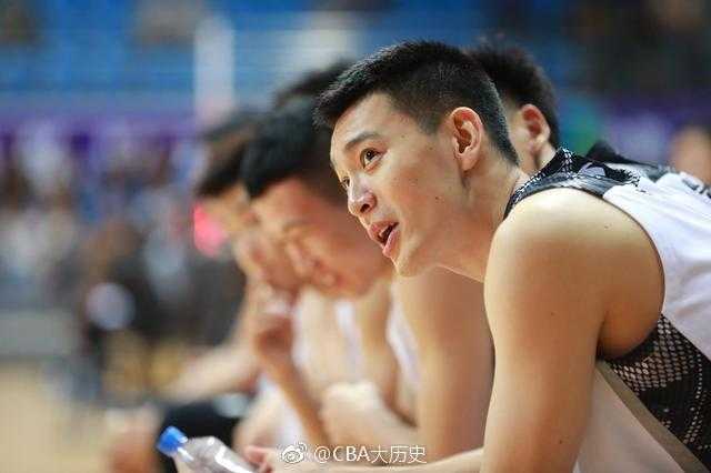 杨鸣:CBA第一帅的篮球人生,从“断腕耀京城”到“最帅教练” 球场上的杨鸣眼神凌厉,他正在高速运球突破对手的防线,被汗水浸湿的发丝贴在额前,更显出其作为核心后卫的果敢与决心。