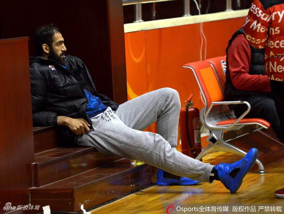 训练场边的角落里，脱去战袍的哈达迪显得格外醒目，他单手托着下巴陷入沉思，面前散落着几颗篮球，仿佛这位内线巨塔正在用脑海模拟着即将到来的篮下对抗。