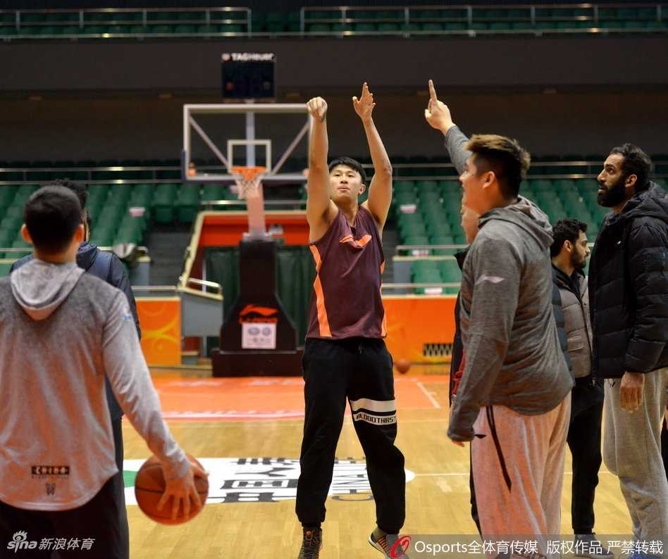 训练结束，队友们陆续离场，哈达迪却独自留了下来，在空荡荡的场地中央做着简单的拉伸，夕阳透过场馆高窗洒在他身上，这位老将正用自己习惯的方式为下一场战斗蓄力。