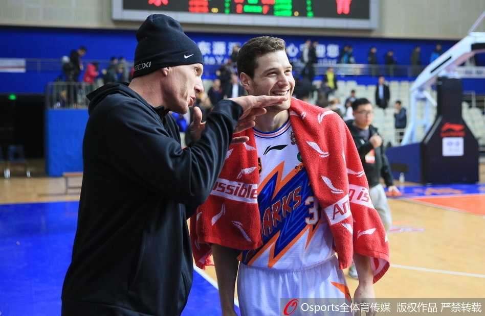 梦幻联动 白巧克力空降CBA探班弗神演传奇后卫传承 弗雷戴特在三分线外高高跃起,皮球即将离开指尖,眼神坚毅如炬,仿佛整个球场都在他的射程笼罩之下。