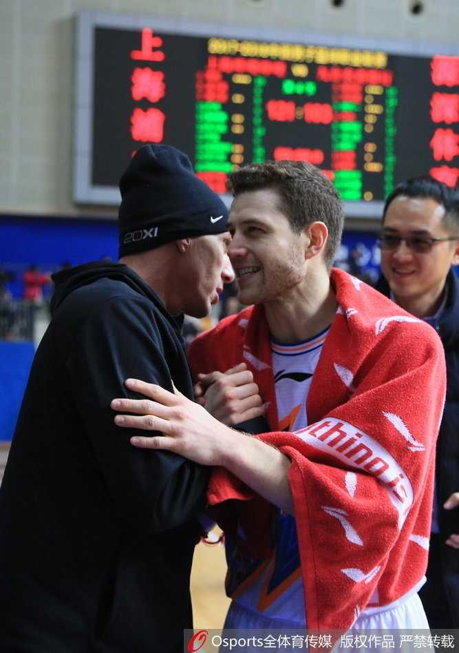 梦幻联动 白巧克力空降CBA探班弗神演传奇后卫传承 白巧克力双手抱胸坐在场边,脸上带着若有所思的微笑,似乎在回味自己当年在赛场上与高手过招的感觉。