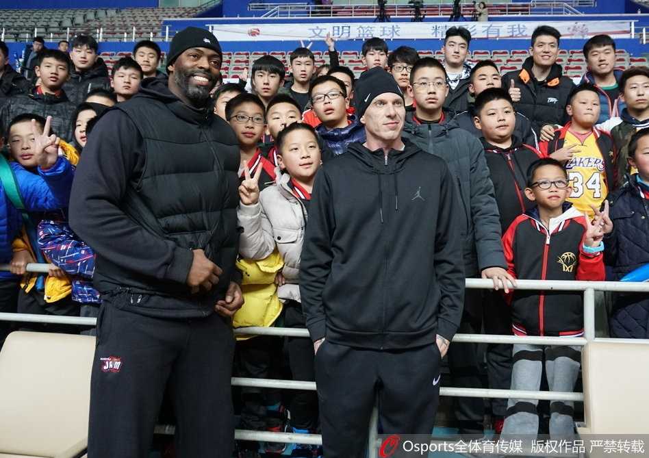 梦幻联动 白巧克力空降CBA探班弗神演传奇后卫传承 张兆旭高高跃起,在吉林队兰德里的头上完成一次势大力沉的双手灌篮,展现了上海队内线的绝对统治力。