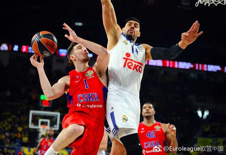 中央陆军球员高高跃起，舒展的手臂如同张开的熊掌，将皮球稳稳放入篮筐，身后的皇马防守者只能望球兴叹。