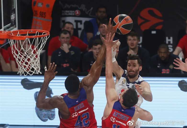 米洛斯·特奥多西奇送出手术刀般的精准长传，皮球穿越了皇马三名防守球员，直奔前场快下的队友而去。