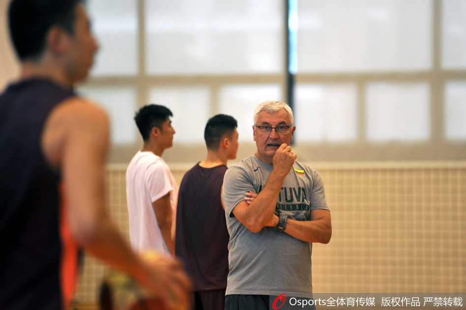 训练馆另一侧，尤纳斯紧盯着后卫周湛东的急停跳投动作，在他出手瞬间叫停并上前用手比划着，细致讲解脚步调整与出手时机的配合