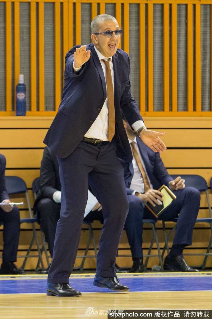 比赛结束瞬间，威尼斯雷耶球员们相拥庆祝这场客场来之不易的胜利，汗水与笑容交织成那晚最动人的画面。