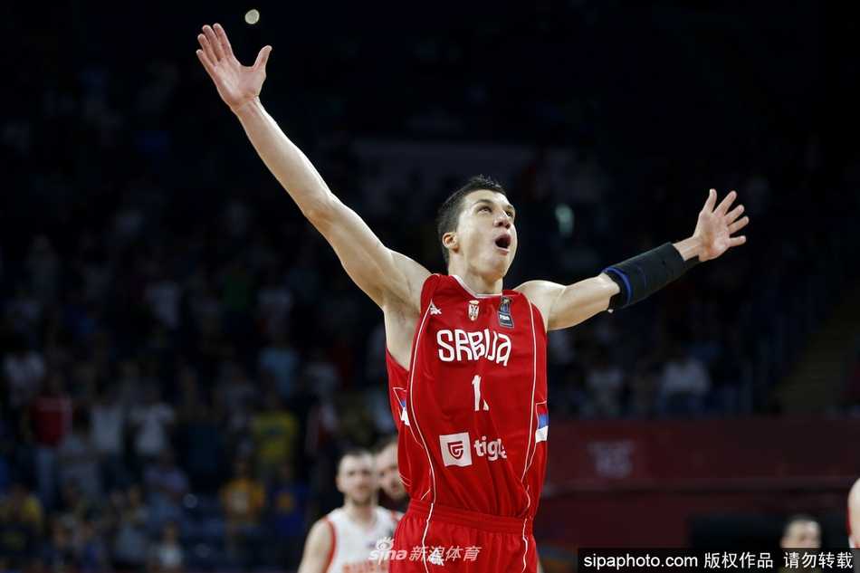 博班·马扬诺维奇在俄罗斯中锋莫兹戈夫头顶完成双手灌篮，巨人之战一触即发