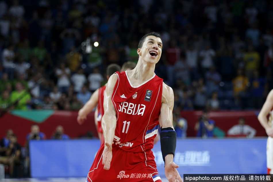 舍维德突破三人包夹强行上篮，眼神中透露出不甘与无尽的斗志