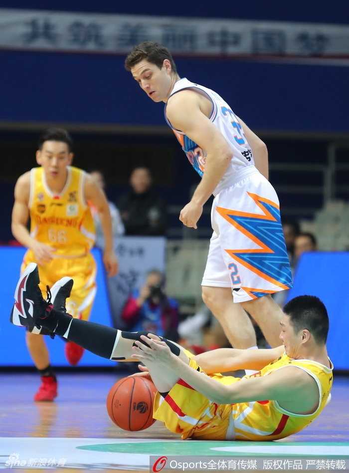 郭一飞在三人包夹之下强行上篮，身体在空中失去平衡，但他依然用柔和的手感将球抛出，裁判的哨声也随之响起，又是一次2加1。