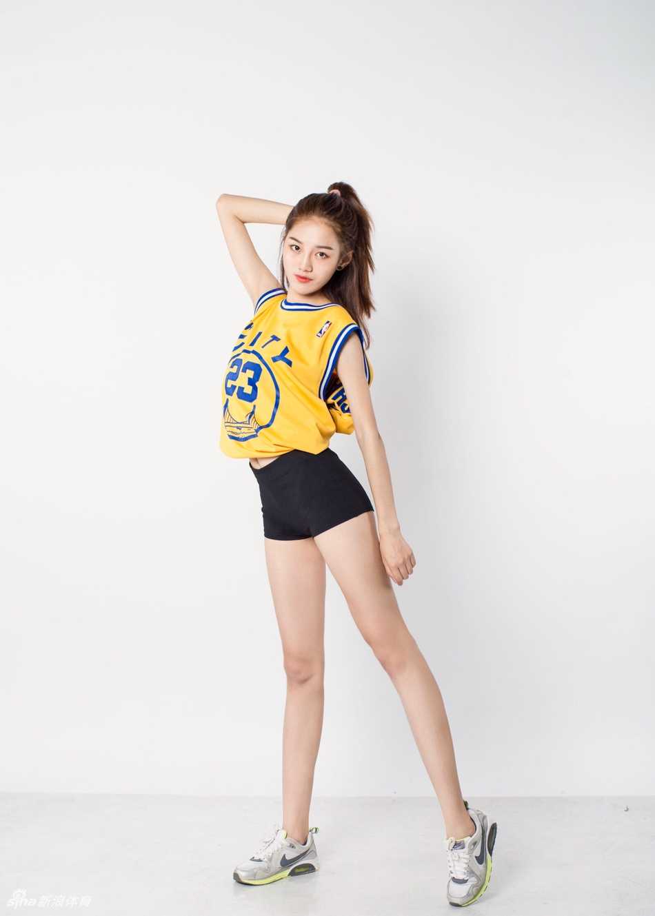 江慧踩着滑板御风而行，发丝飞扬，脸上洋溢着青春俏皮的笑容，运动女孩的活力扑面而来