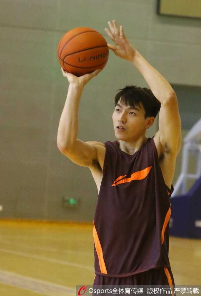 四川队老将孟达犹如教科书般举起篮球，虽然体能即将耗尽，但肌肉记忆让他依然保持着标准的三九十度投篮姿势，眼神中透出狙击手般的沉稳与专注。