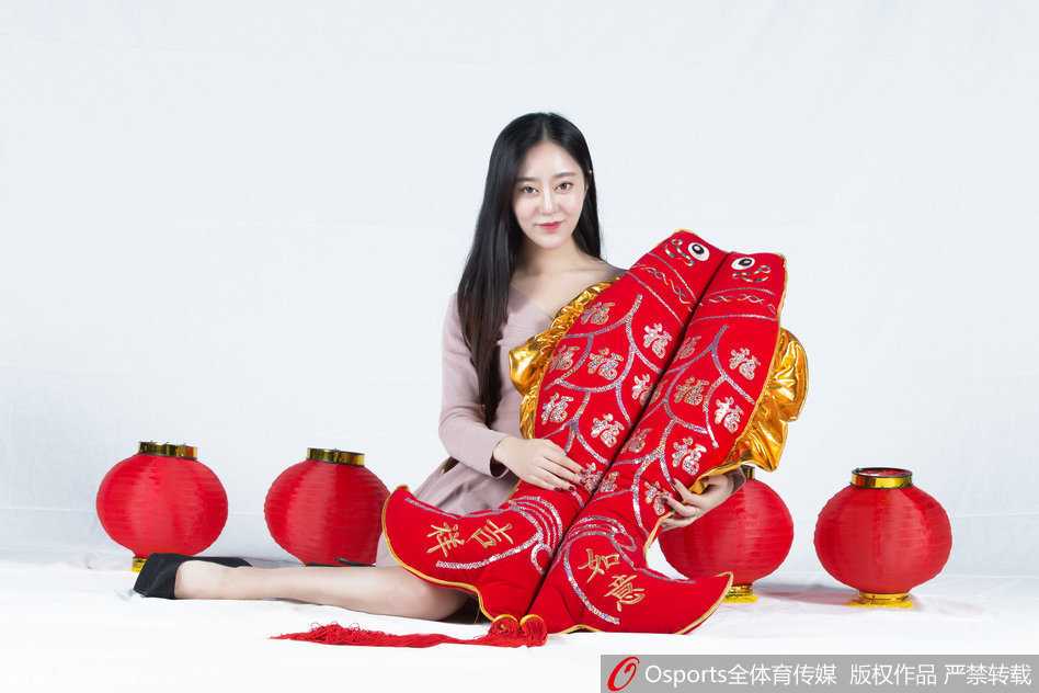 江苏同曦啦啦队新春写真光影间跃动青春活力 暖阳轻洒,啦啦队女孩侧身回眸,香肩微露,笑容中满是新春的喜悦与娇俏