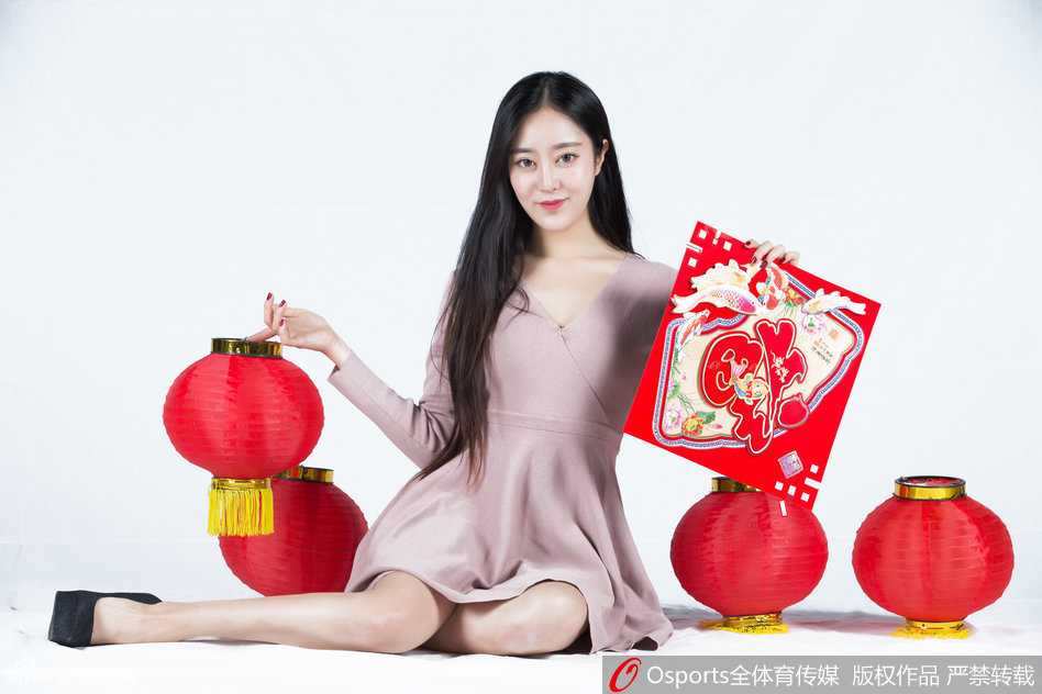 江苏同曦啦啦队新春写真光影间跃动青春活力 动感节拍中,队员扎起清爽马尾,眼神坚定而明亮,将力与美融合得恰到好处