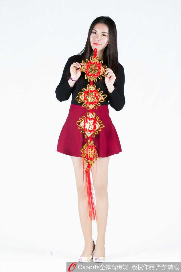 江苏同曦啦啦队新春写真光影间跃动青春活力 两位队员亲密相依,服饰上的流苏与闪片在镜头下熠熠生辉,姐妹情深自然流露
