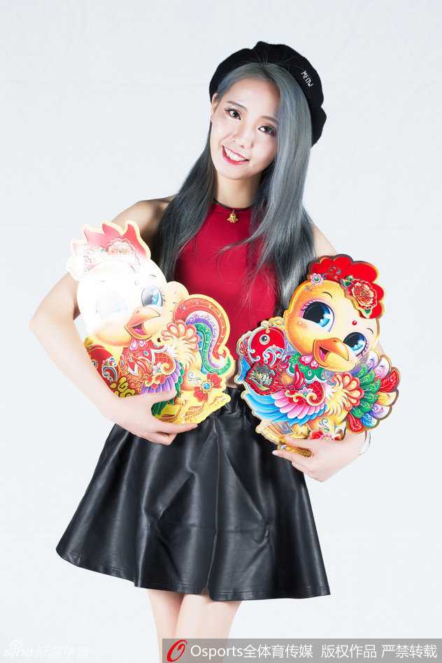 江苏同曦啦啦队新春写真光影间跃动青春活力 写真画面中,女孩轻撩秀发,背景的红光映衬着如花笑靥,洋溢着浓浓的节日氛围