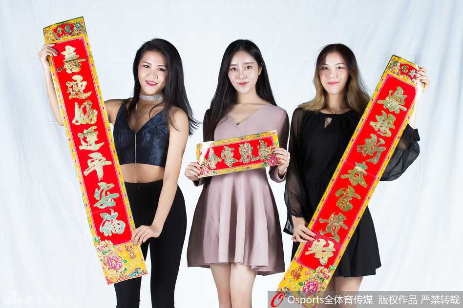 江苏同曦啦啦队新春写真光影间跃动青春活力 身着亮色表演服的队员双手叉腰,身姿挺拔,自信的气场与身后的新春装饰相映生辉