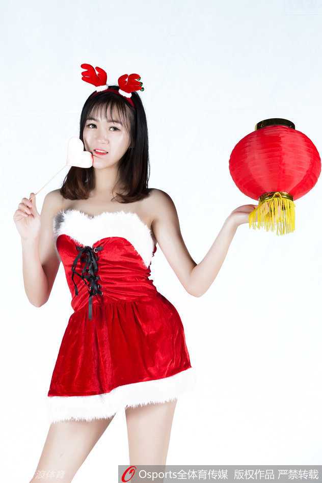 江苏同曦啦啦队新春写真光影间跃动青春活力 最后一张合影中,女孩们排列错落有致,或甜美浅笑或酷飒撩发,定格下这支青春团队的最美瞬间