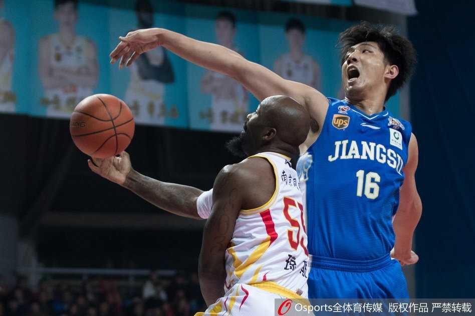 江苏德比战火燎原,肯帝亚客场挫败同曦彰显霸主底蕴 江苏肯帝亚大外援米罗斯拉夫·拉杜利察在篮下展现万钧之力,用厚实的身躯卡住位置,双手紧握篮球,霸气十足。