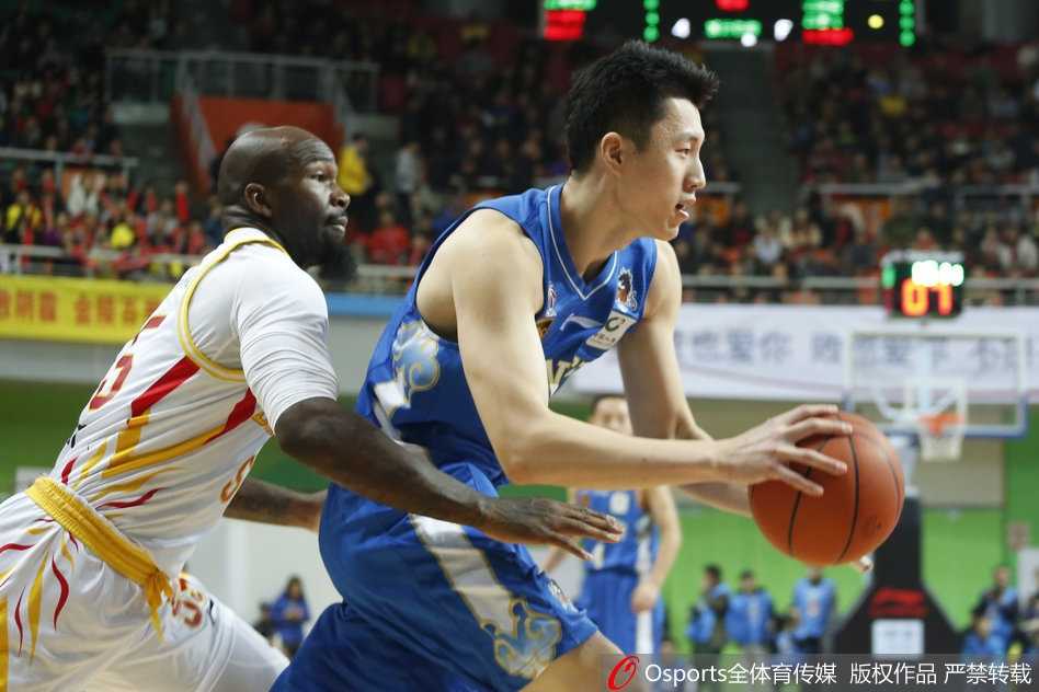 江苏德比战火燎原,肯帝亚客场挫败同曦彰显霸主底蕴 同曦老将唐正东在内线策应,面对旧主,他的动作依然扎实稳健,用经验为年轻队友创造机会。